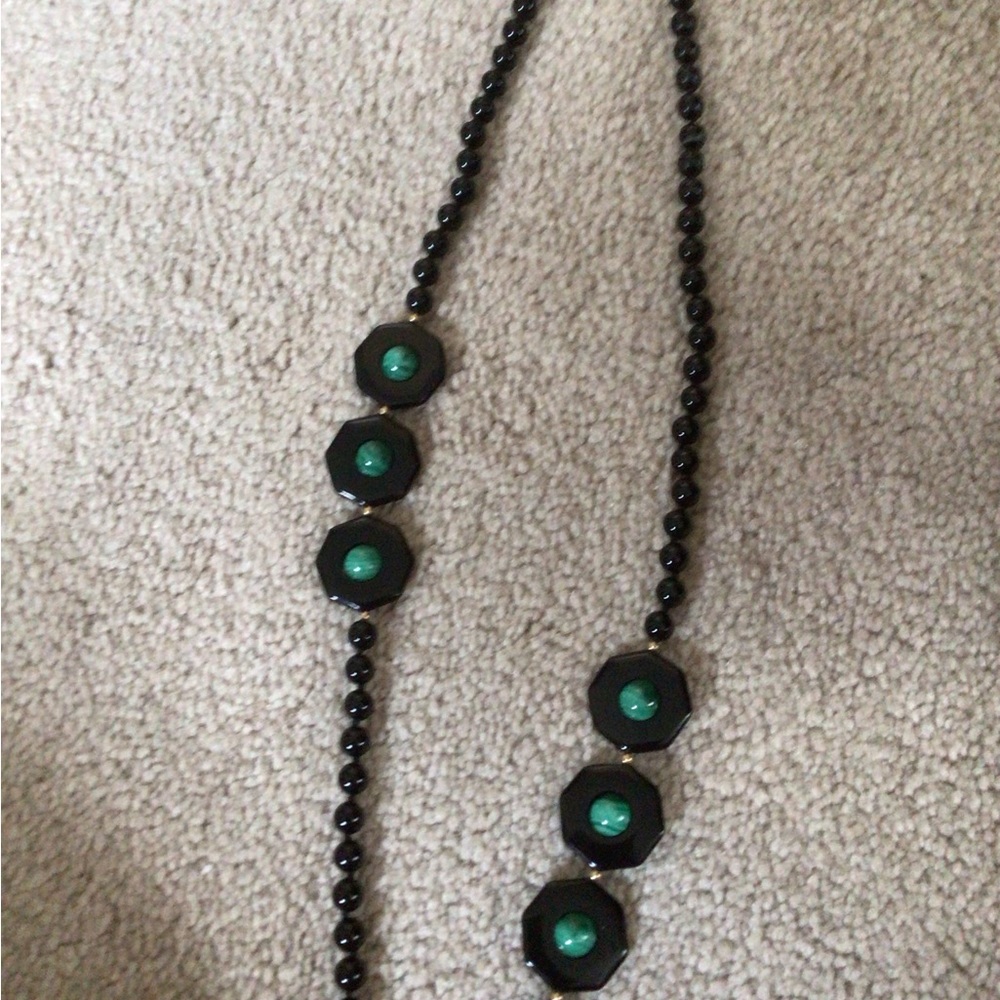 VINTAGE DECO MALACHITE AND ONYX NECKLACE - Picture 10 of 12